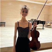 Graduada en grado profesional en el Conservatorio Adolfo Salazar de violín. Me encanta introducir a la gente en la música :)